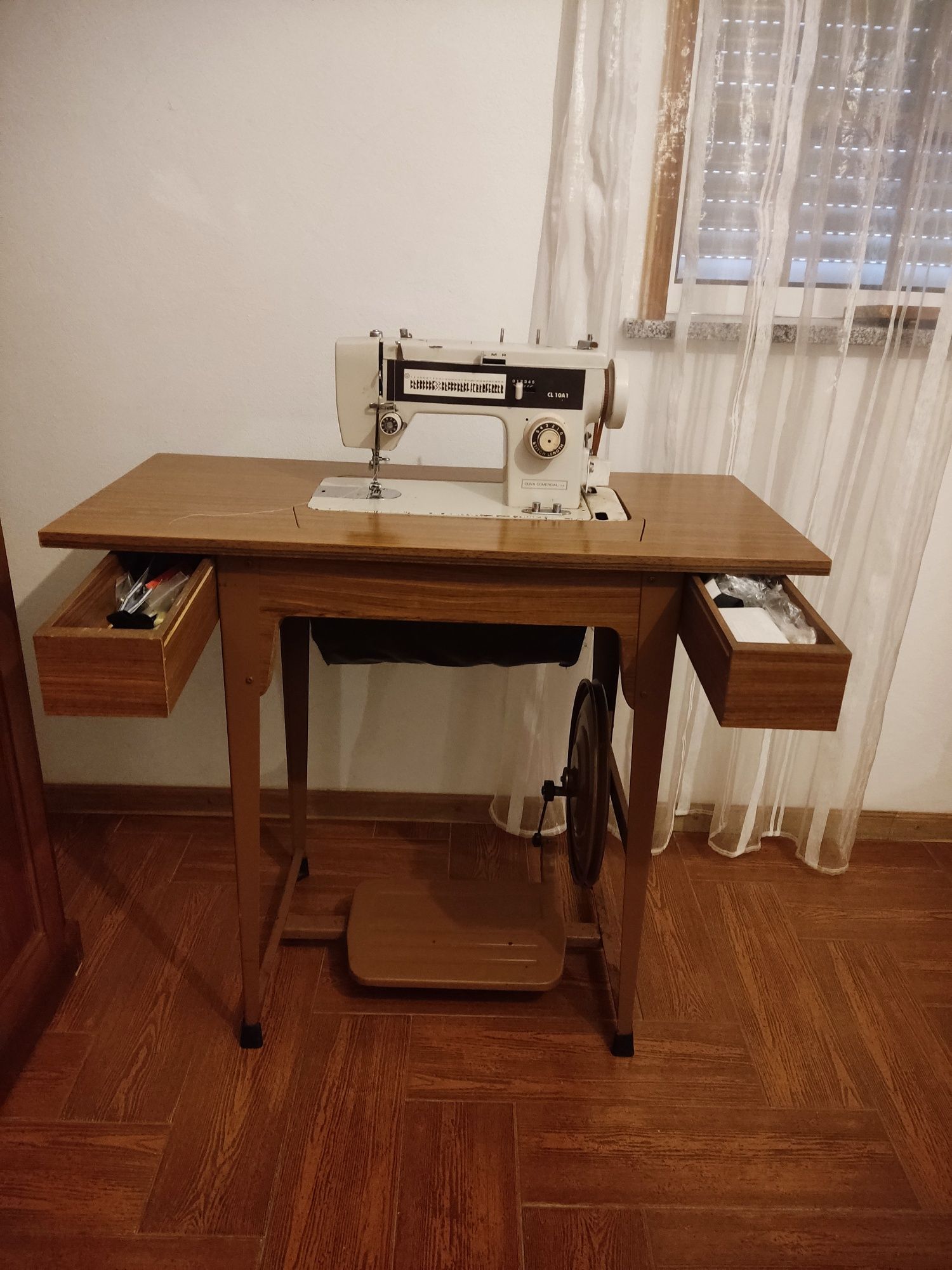 Máquina de costura Oliva + Mesa de suporte (a trabalhar)
