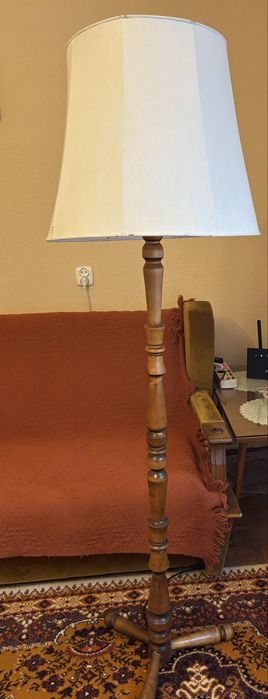 Lampa stojąca drewniana z abażurem