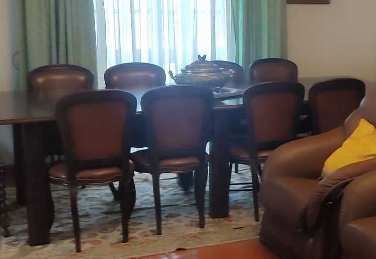 Conjunto de 8 cadeiras em pele