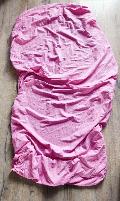 Prześcieradło z gumką różowe.