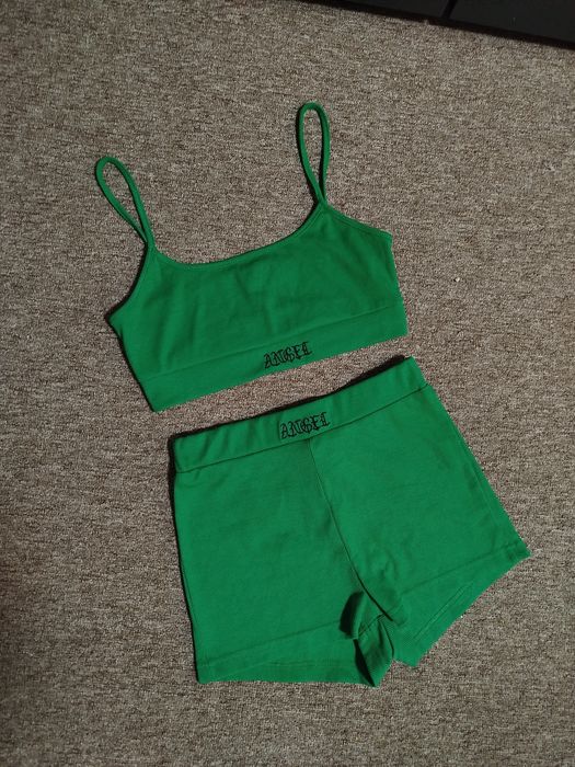 Женский костюм новый  в рубчик топ и шорты с надписью