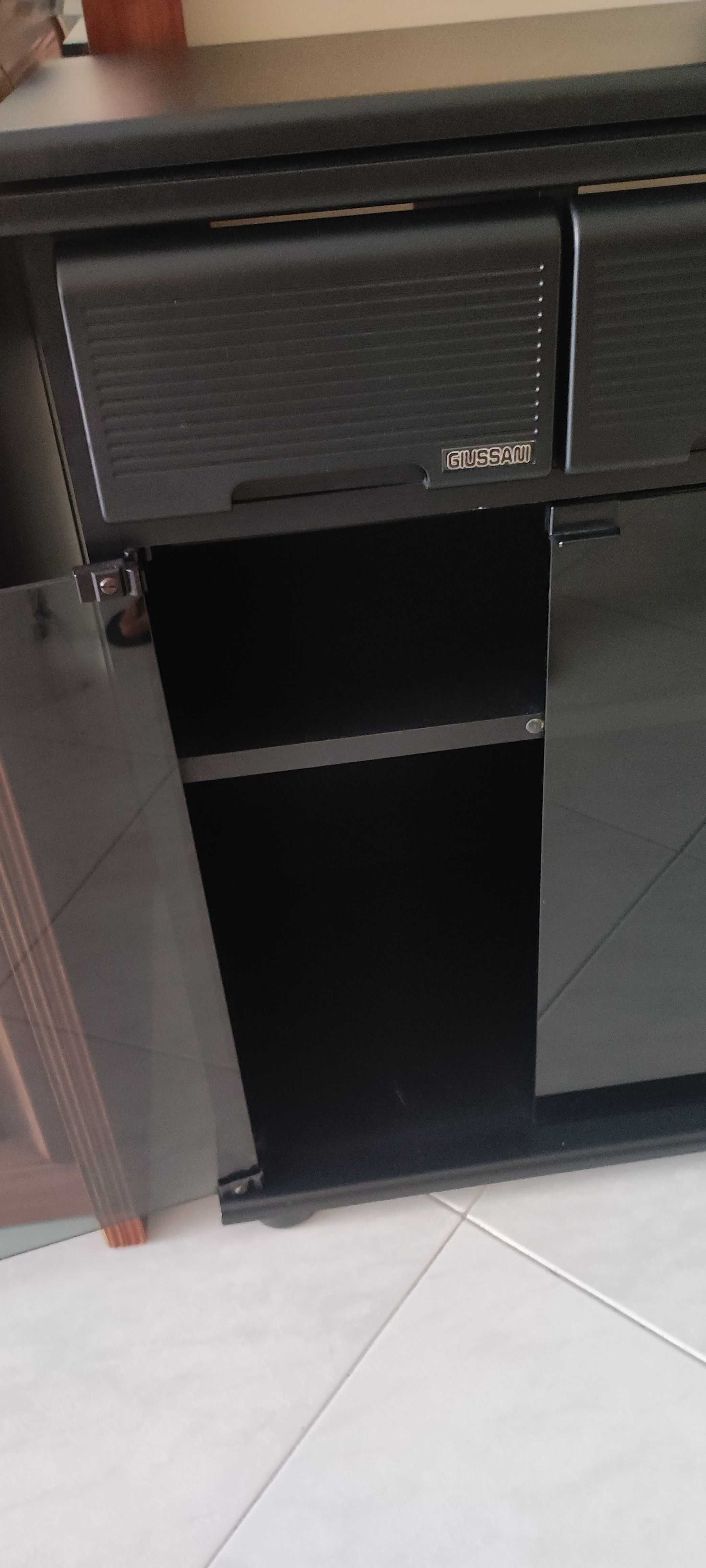 Mesa/suporte para TV com arrumação