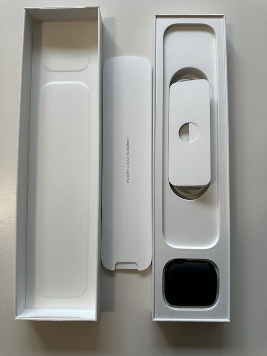 Apple Watch Series 7 45mm Midnight Black com bracelete desportiva