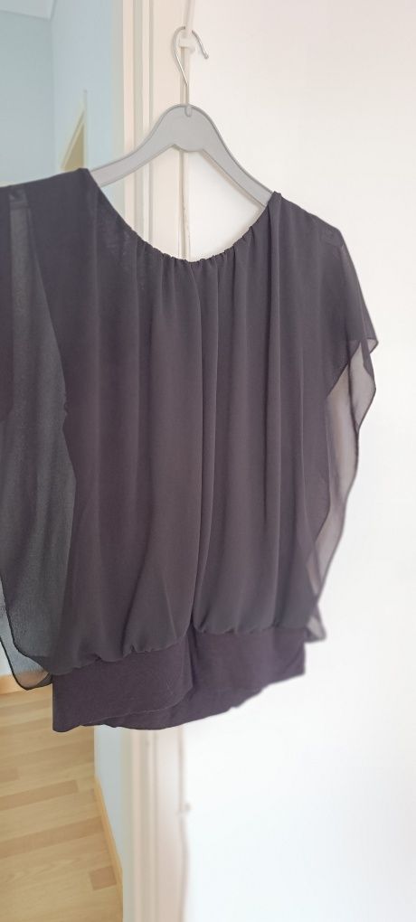 Blusa preta aberta de lado. Tem um forro em algodão por baixo.