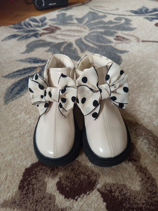 Продам черевички .