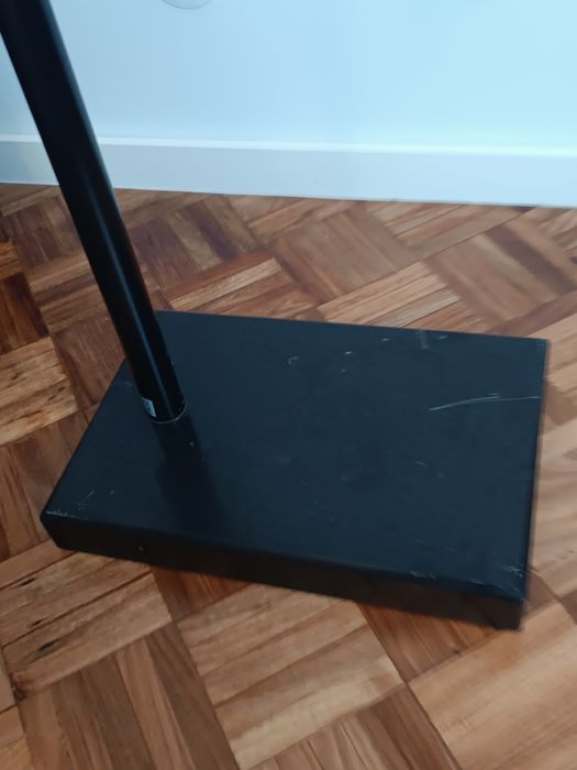 Candeeiro de pé com base em pedra