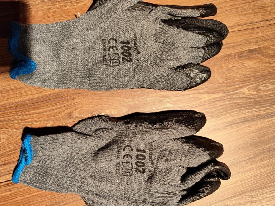 Rękawice, maski ochronne.