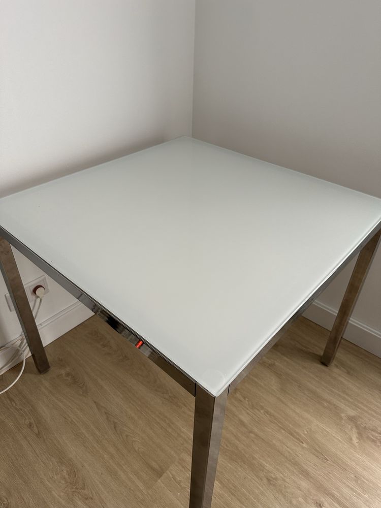 Mesa TORSBY do IKEA - tampo de vidro branco 85cmx85cm