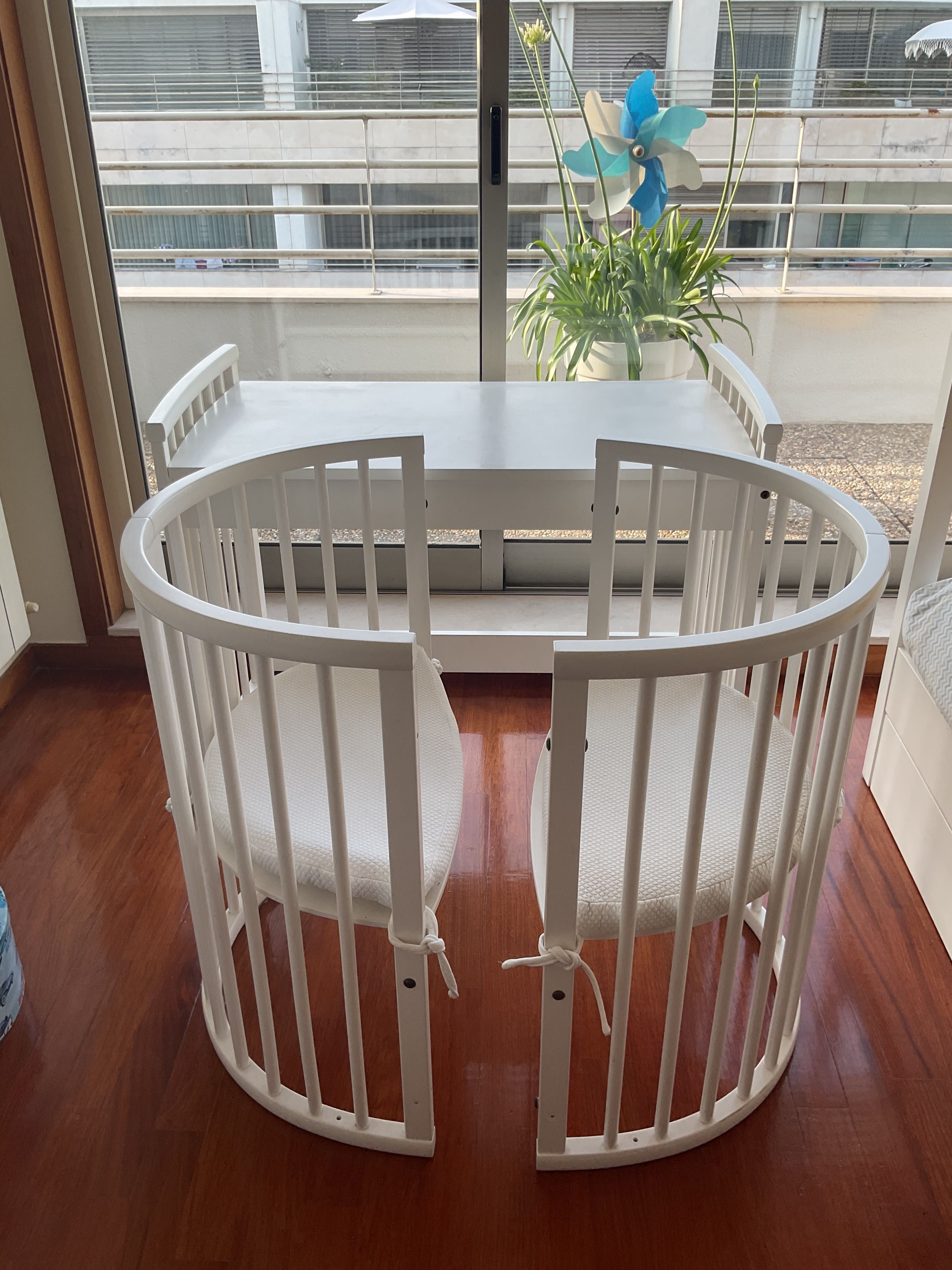 Berço STOKKE Sleepi V3 + muda fraldas STOOKE + secretária + almofadas