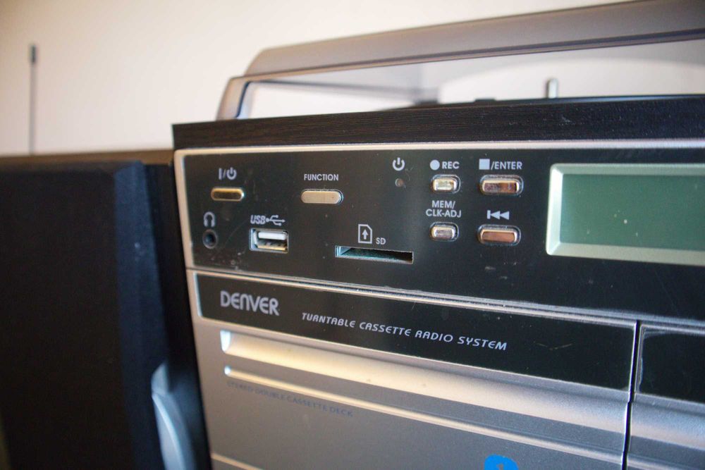 Aparelhagem Denver: leitor cartão SD, USB, k7, CDs, rádio, gira-discos