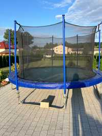 Trampolina ogrodowa.