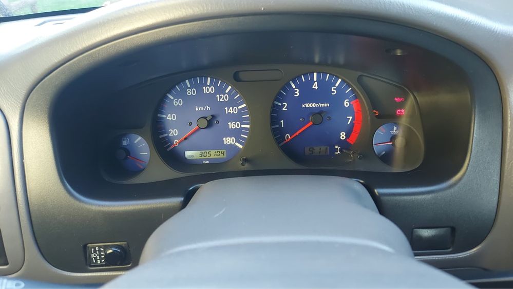 Nissan Pickup 2,4 benzyna+gaz 4x4 rok 2000