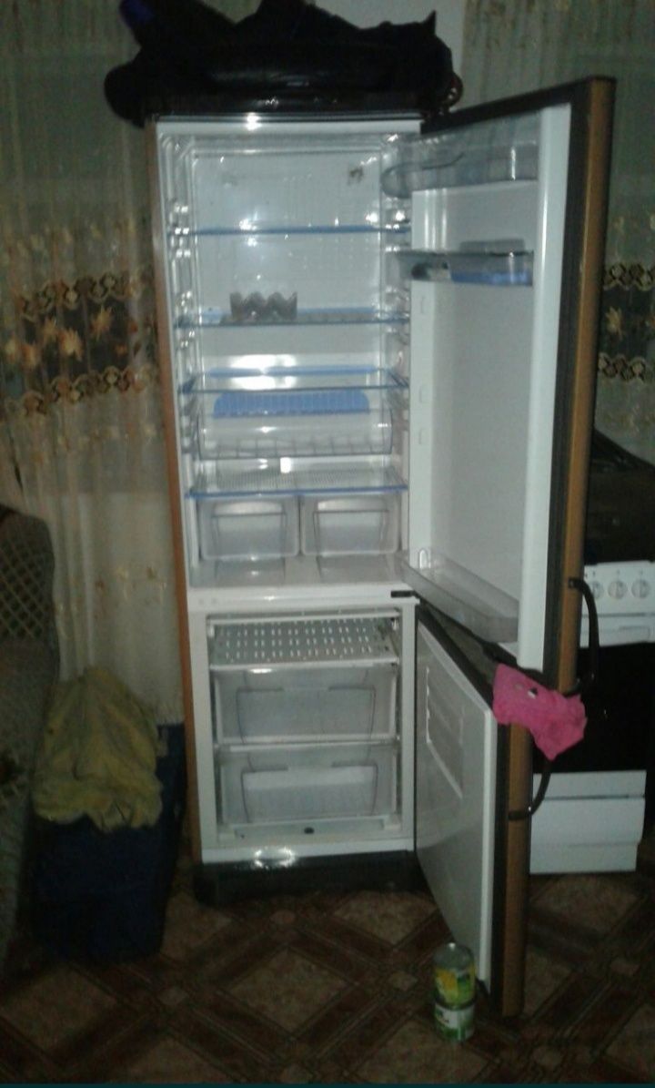 Продам Холодильник INDESIT