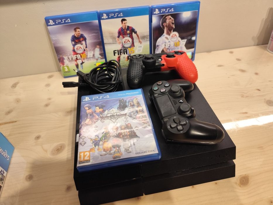Ps4 konsola 500GB dwa pady cztery gry