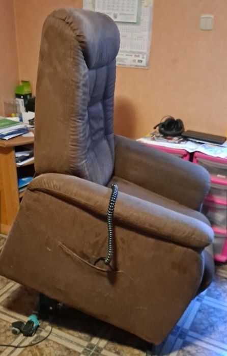 Fotel elektryczny z funkcją pomocy wstawania / fotel
