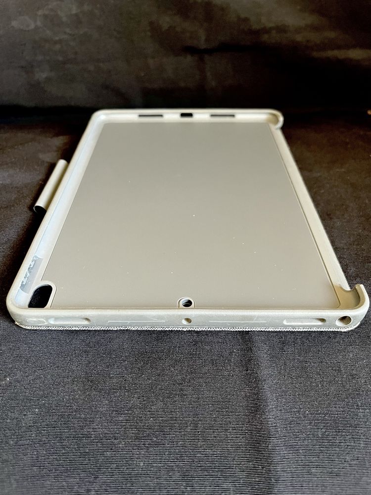 Logitech Combo Touch (teclado+case p/ iPad Air 3 / iPad Pro 10.5)