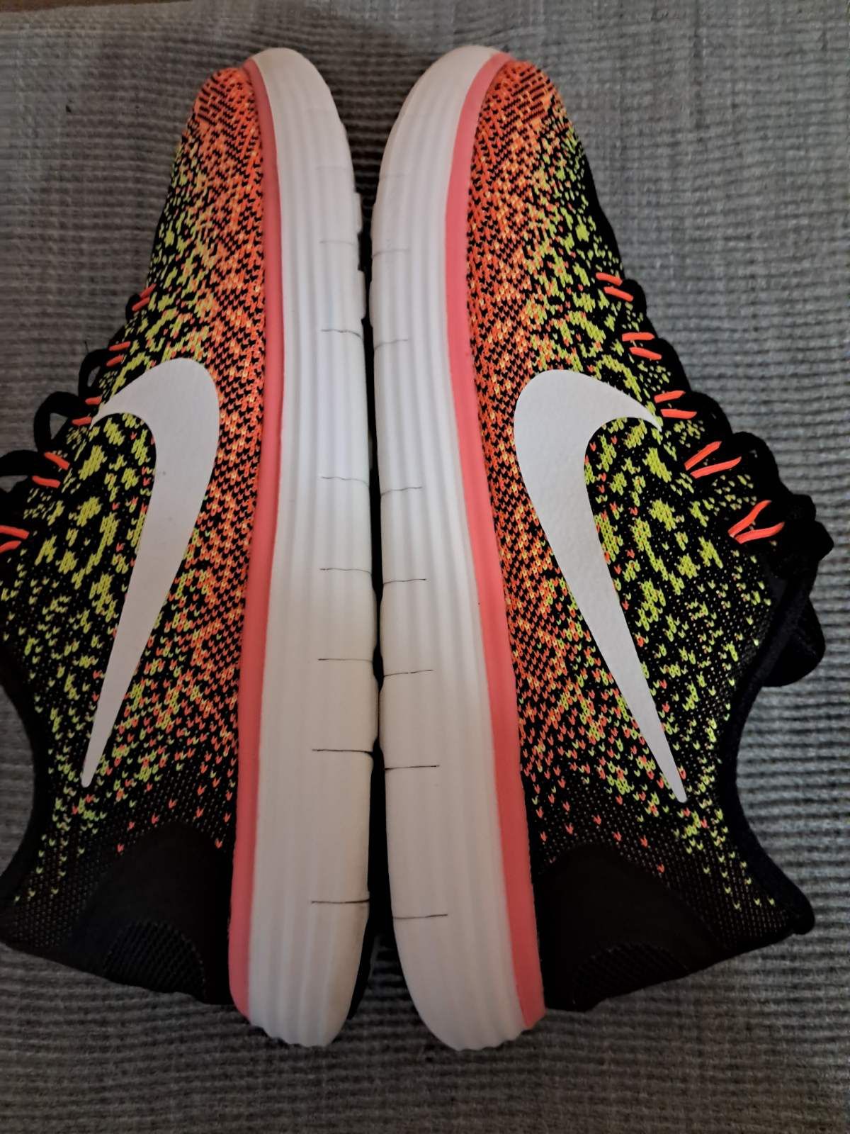 Кросівки Nike FREE RN Distance р 40
Розмір 40, маломірять на 39 р
Усті