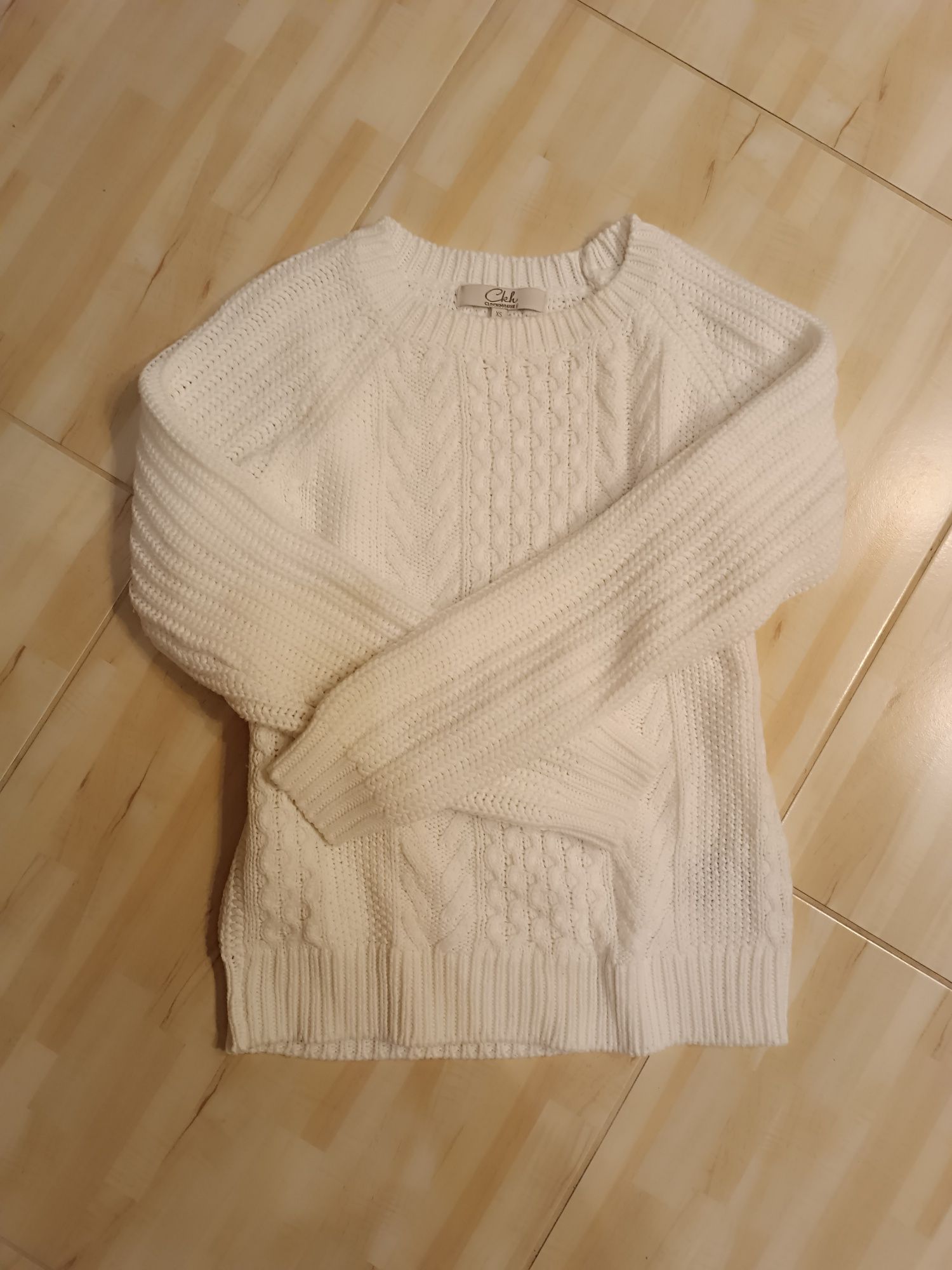 Sweter biały we wzorki