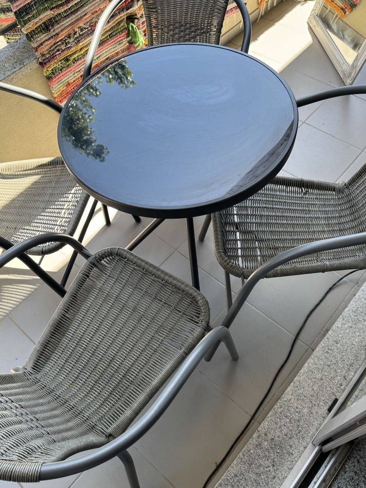 Conjunto de Mesa com 4 Cadeiras – Ideal para Varanda ou Jardim