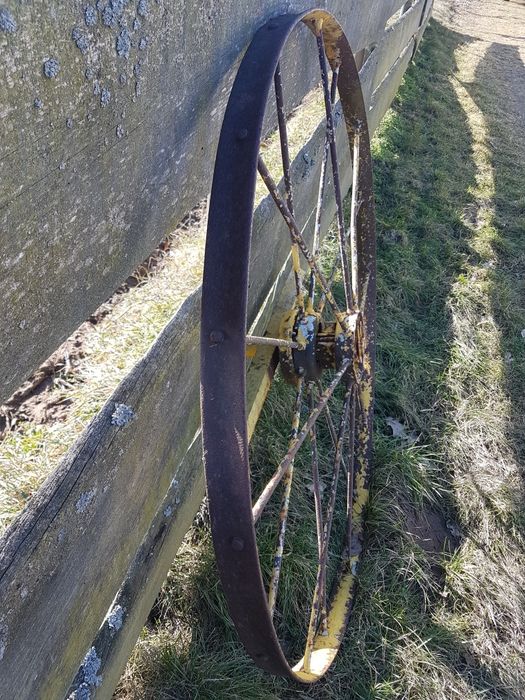 Stare metalowe koło - antyk