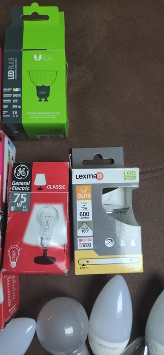 Zestaw różnych żarówek