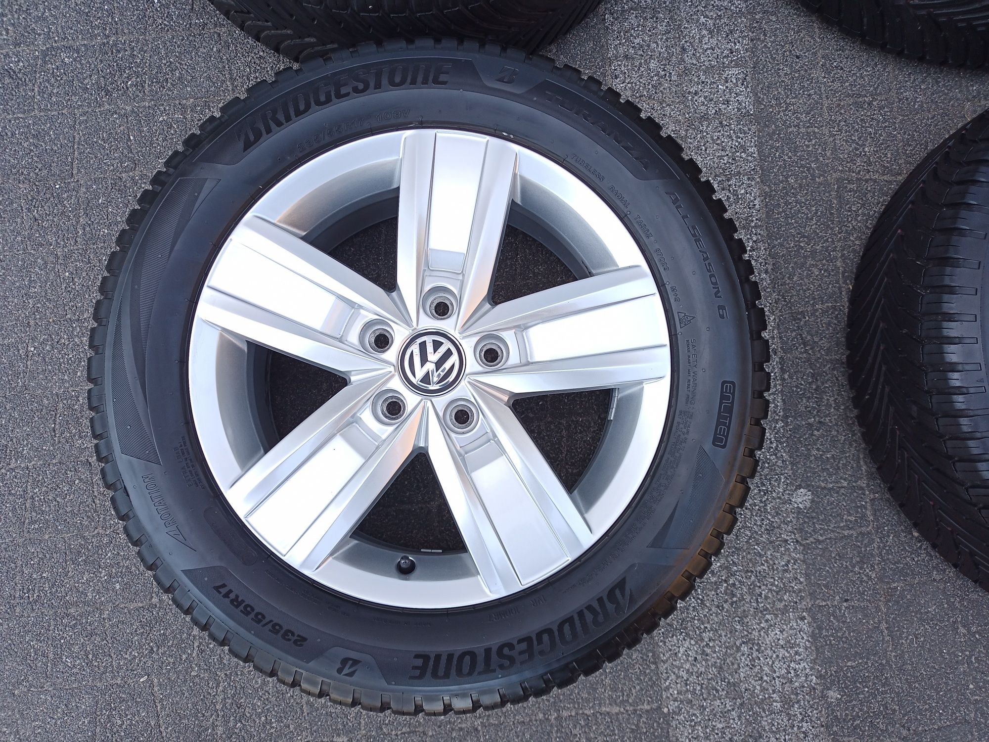 Koła całoroczne Bridgestone 235/55R17 VW Multivan Caravelle T6.1 T6 T5