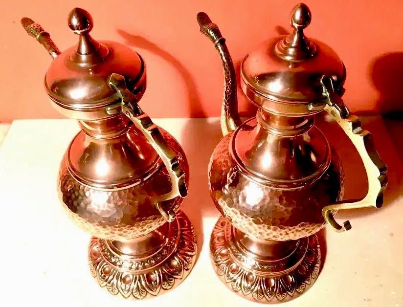 2 GALHETAS em cobre e latão martelados - 1a metade do séc.  XX