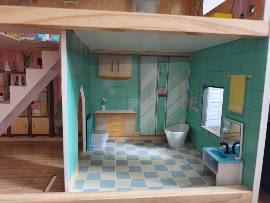 Drewniany domek dla lalek z mebelkami