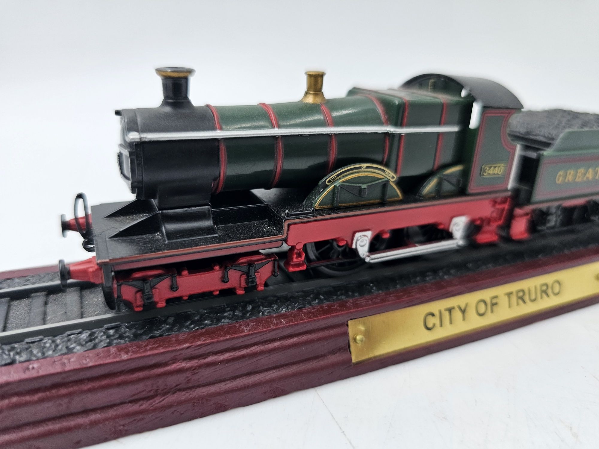 Model lokomotywy na drewnianej podstawie city of truro