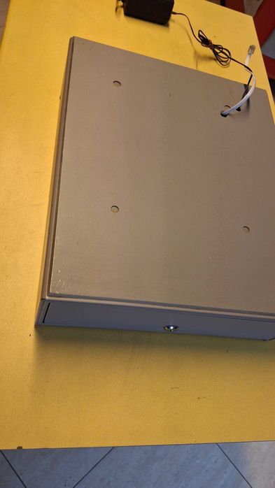 Szuflada na pieniądze otwierana impulsem z kasy z zasilaczem