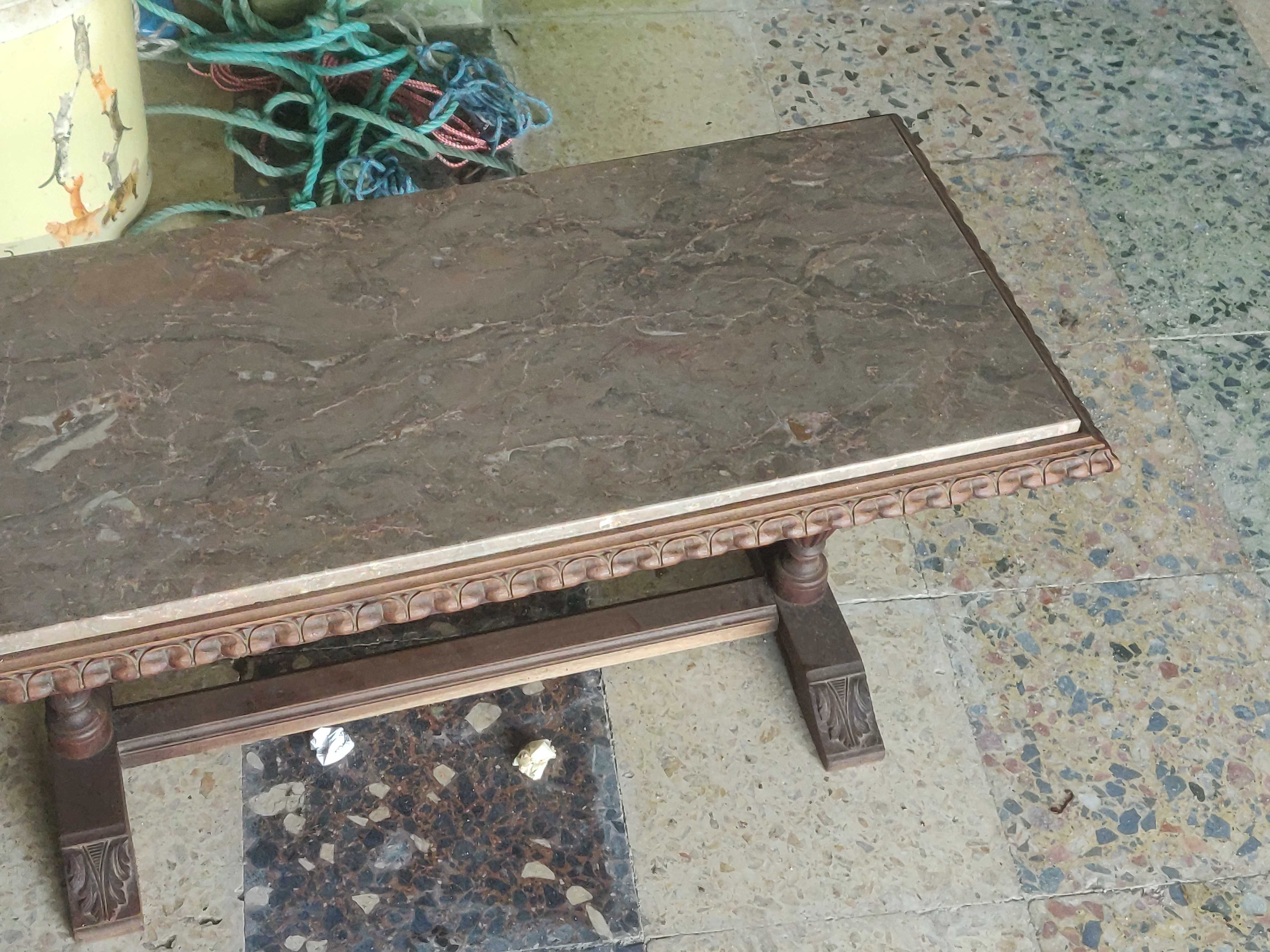Mesa de madeira com pedra
