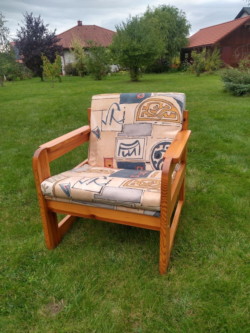Fotel sosnowy tapicerowany