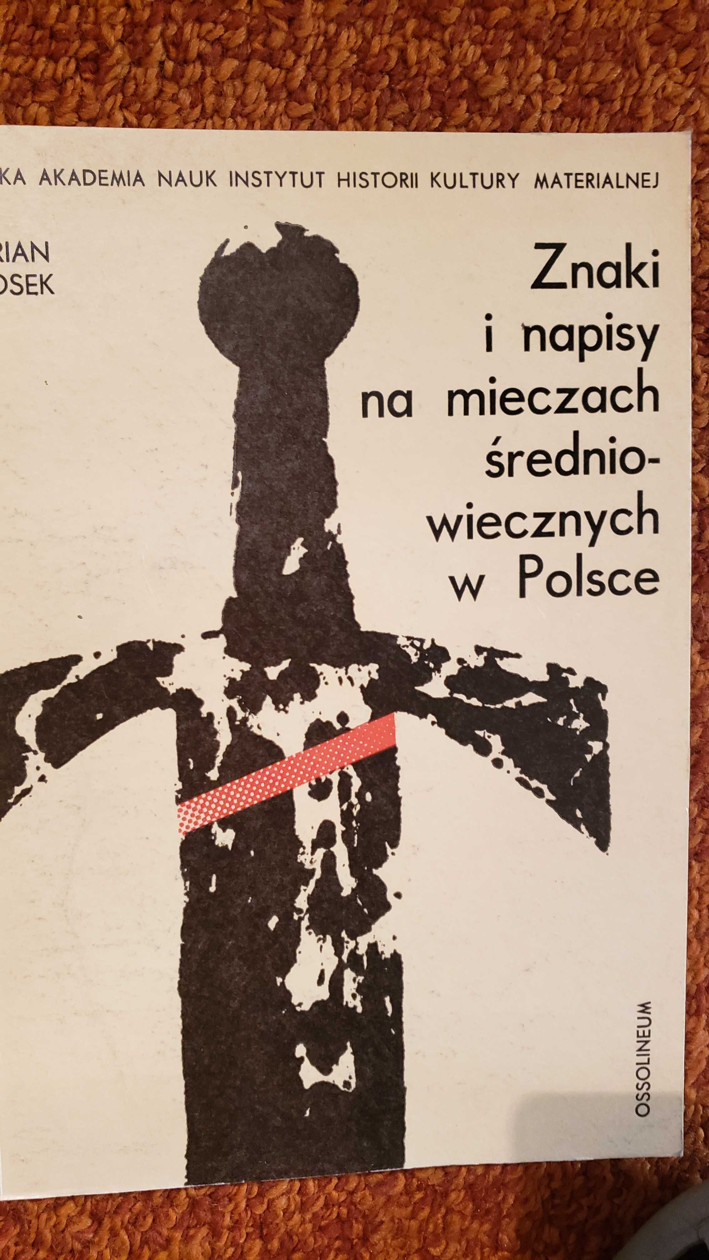 książka znaki i napisy na mieczach