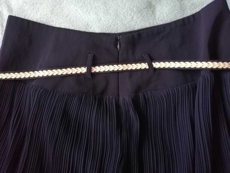 Roupa. Saia plisada.