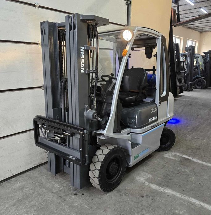 Навантажувач вилковий, газовий 2.5 тонн Nissan-Unicarriers U1D2A25LH