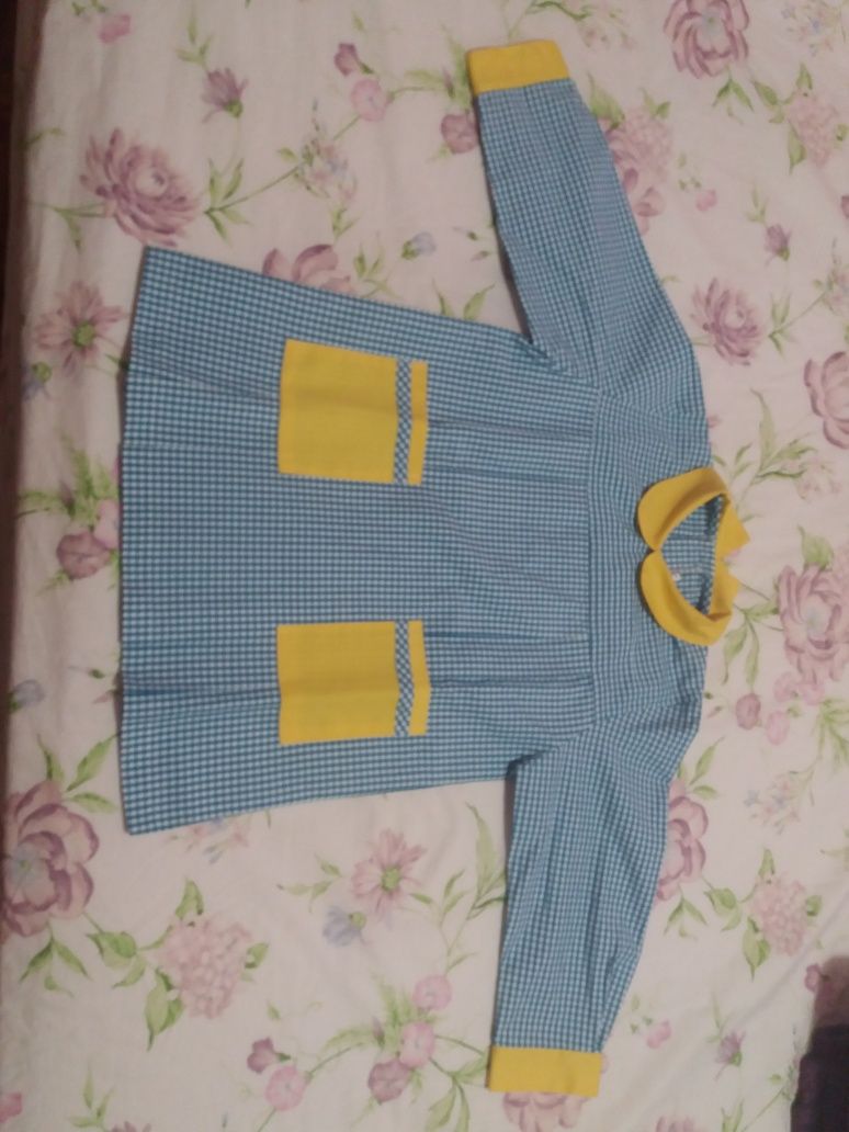 Bata para escola azul com amarelo. N° 3 . Mas veste 4 e 5 anos.