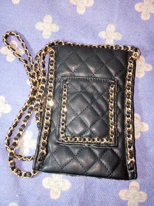 Bolsa feminina com alça e detalhes de corrente