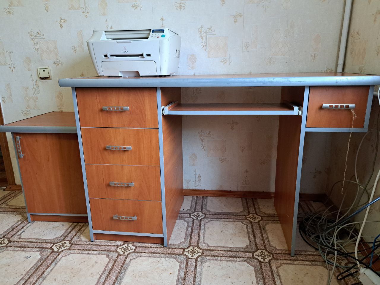 Компьютерный стол + тумбочка