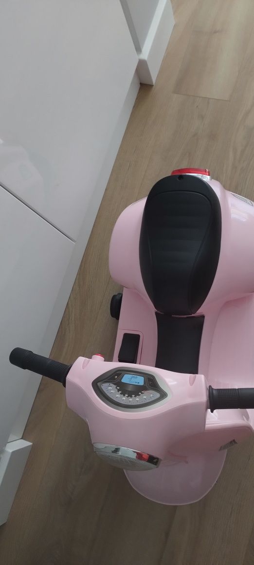 Motorek elektryczny SUN BABY Scooter Vespa Różowy