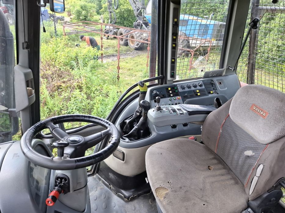 Valtra M150 z zabudową leśną