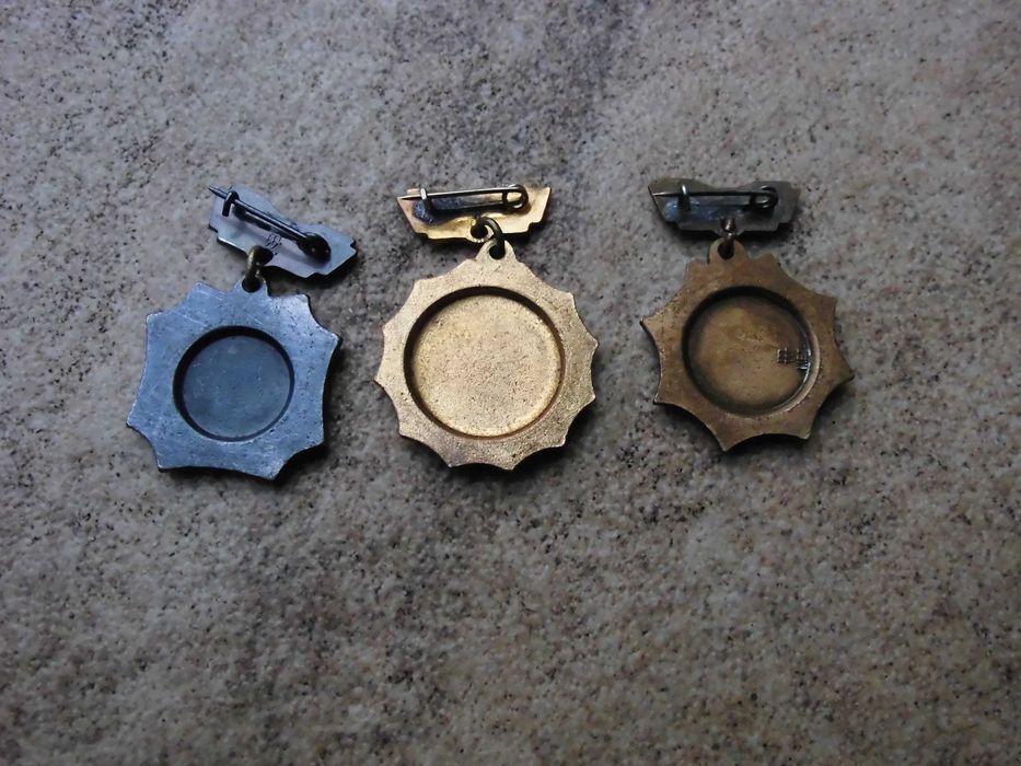 Odznaki brygady pracy socjalistycznej : brązowa srebrna i złota