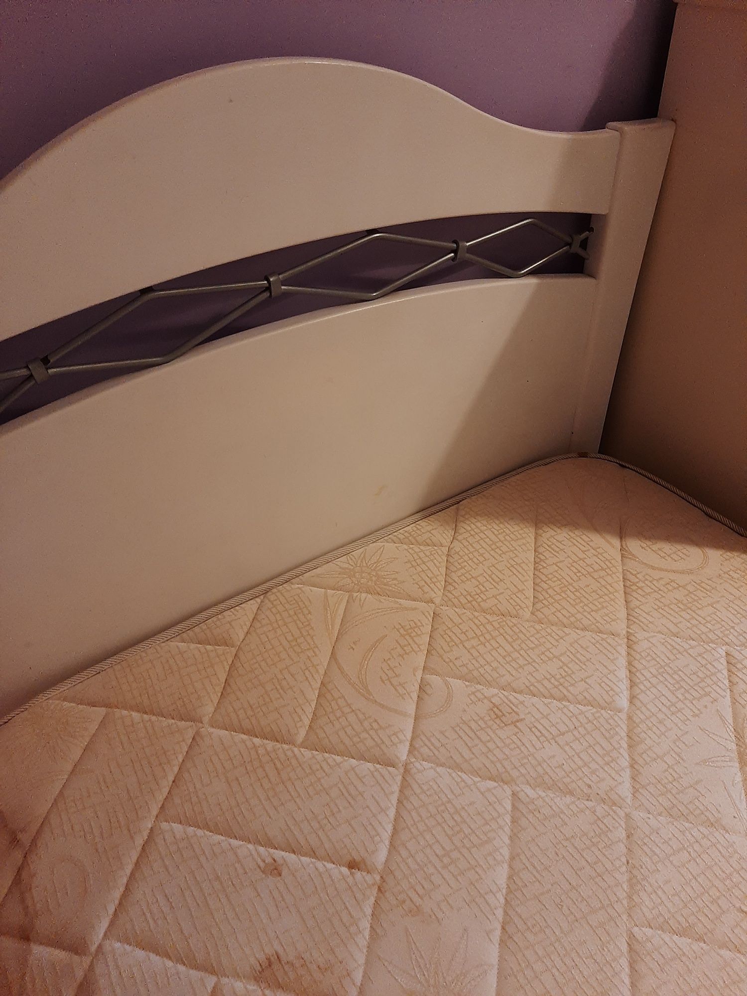 Duas camas individuais +escrivaninha
