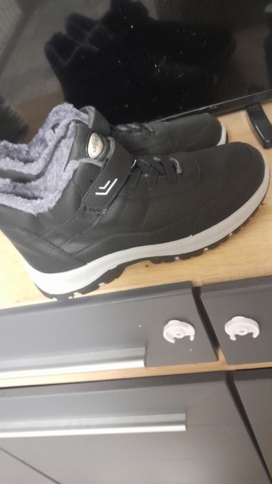 Кросівки зимові чоловічі і жіночі