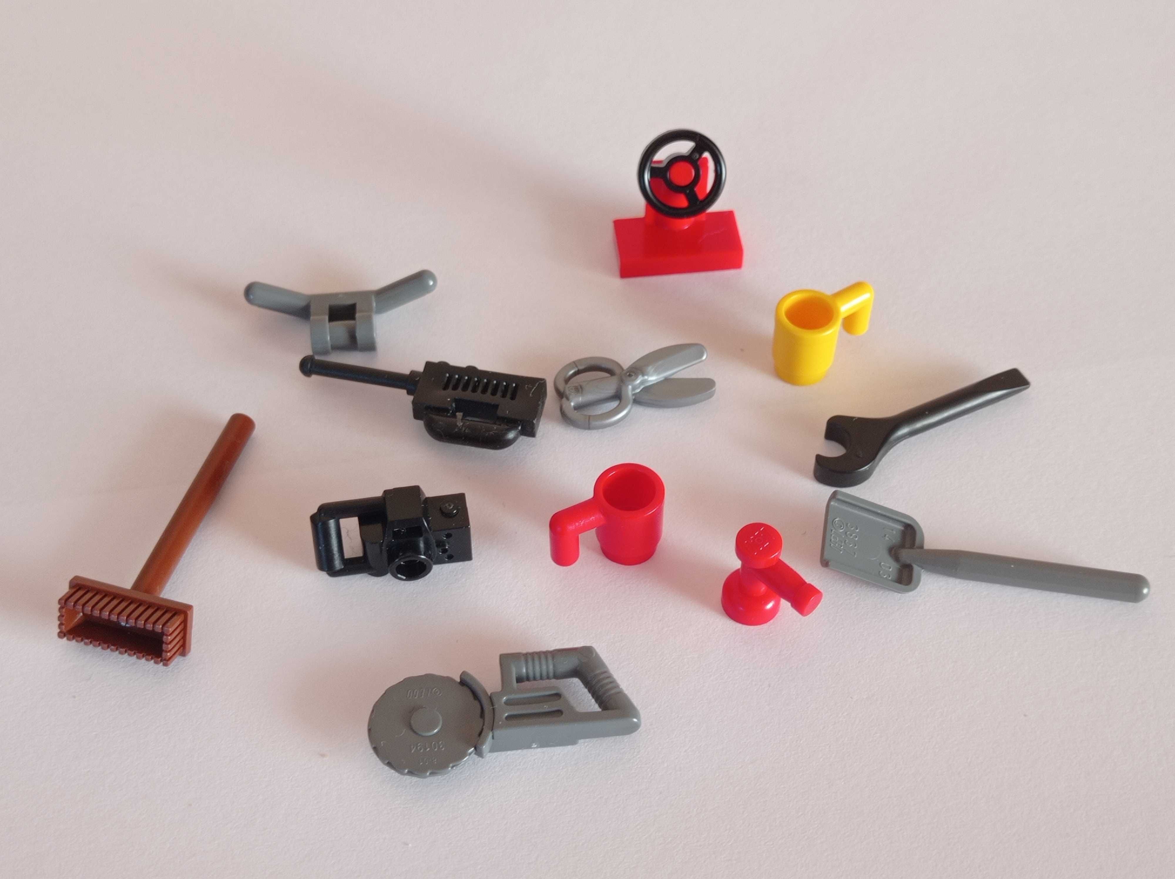 Klocki Lego City akcesoria, nożyczki, klucz, miotła, aparat, piła (5)