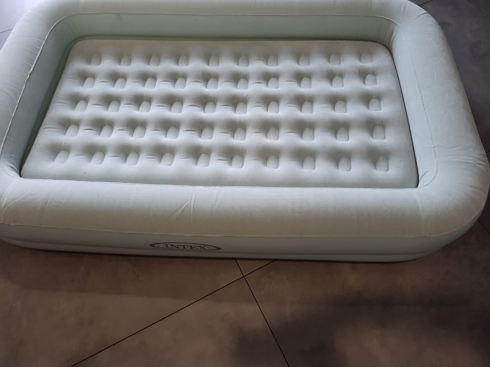 Łóżko dmuchane z ramą dla dzieci INTEX
