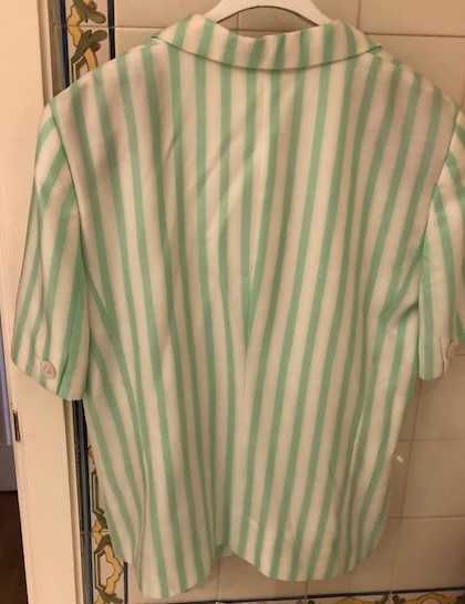 Casaco maga curta verde água com lista branca, marca de luxo Escada