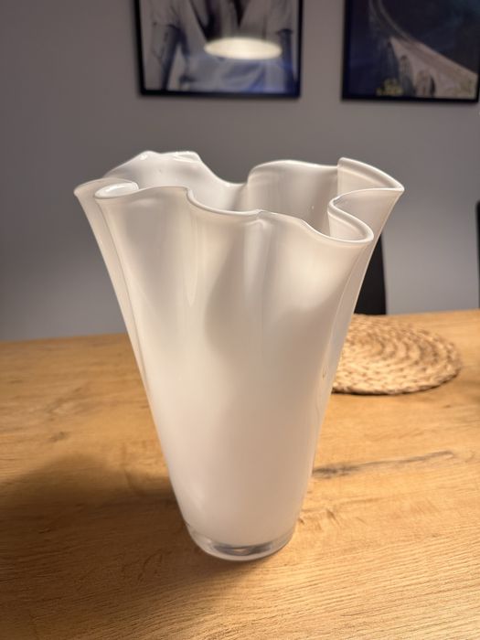 Biały pofalowany wazon szklany
