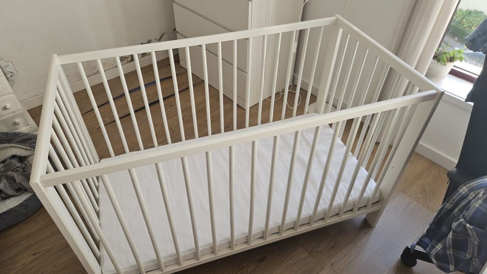 Berço e colchão ikea usados