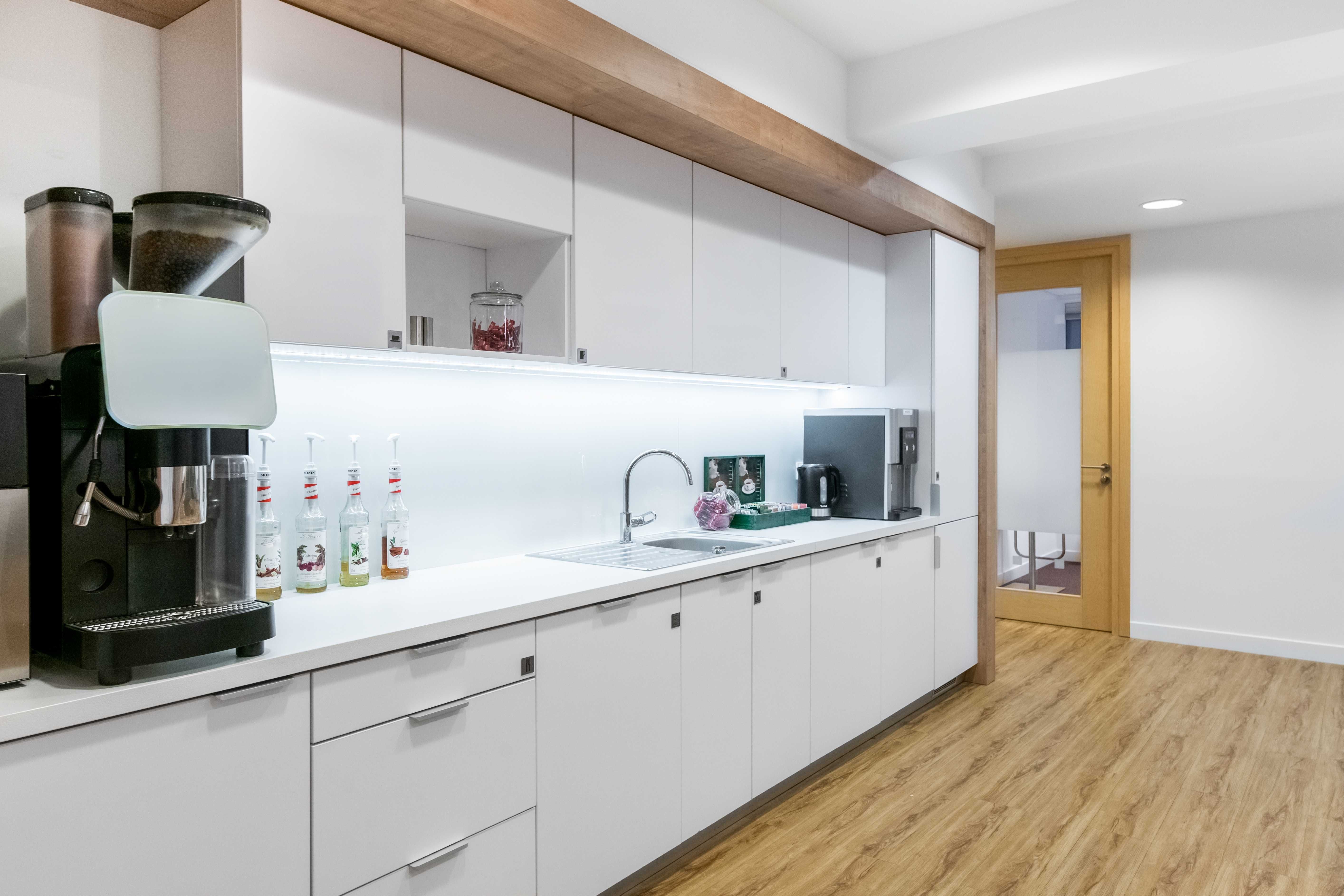 Wynajem biura w Warszawie:Pełni powierzchnia biurowa w Regus Skylight