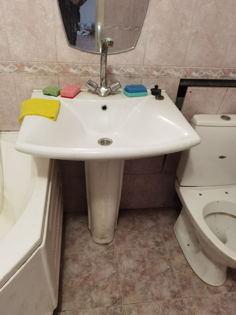 Продам  умывальник унитаз б/у.